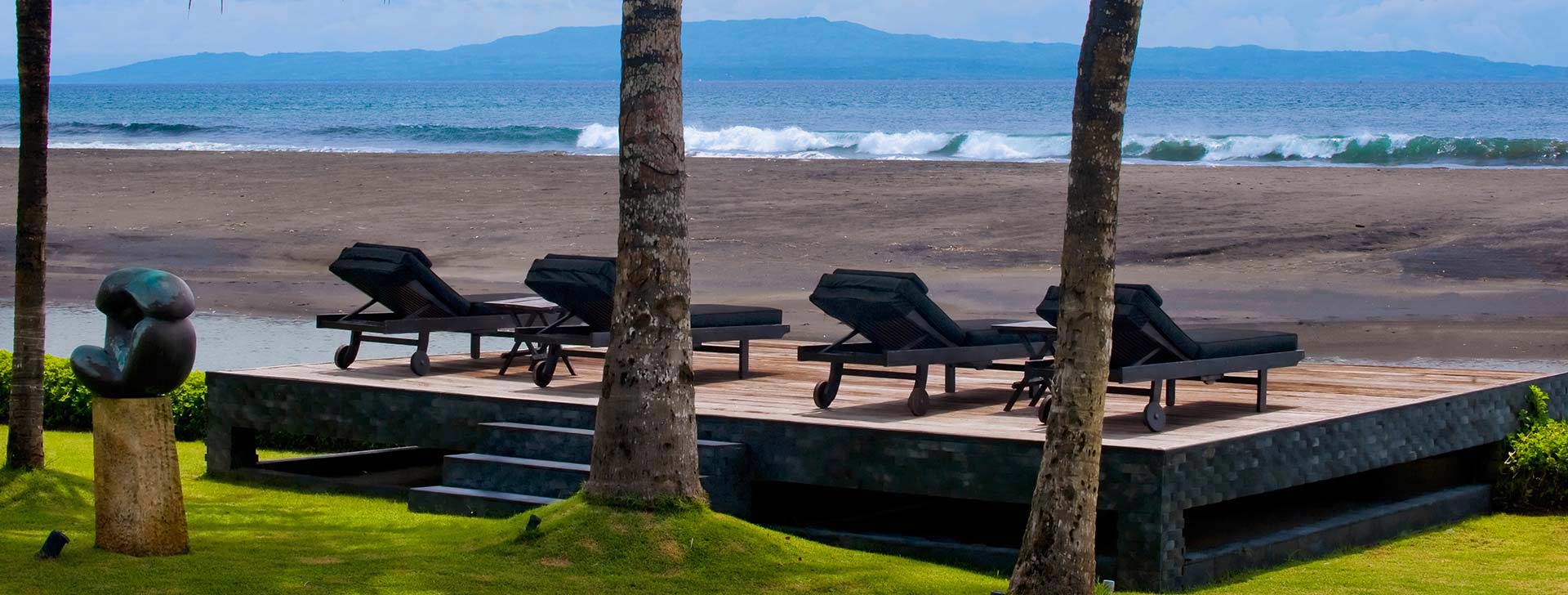 Villa Ylang Ylang - Beach chairs looking accross to Nusa Penida