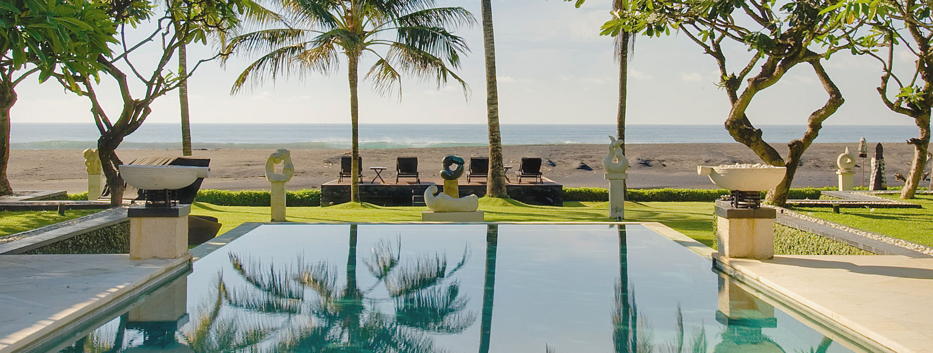 Villa Ylang Ylang - Pool with palm reflections