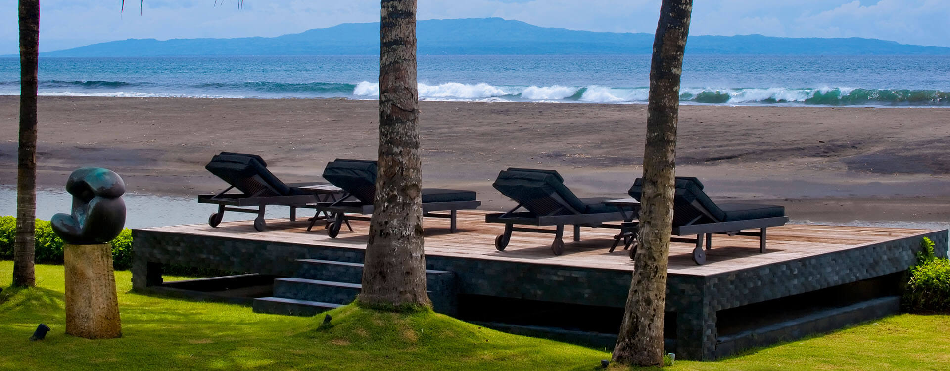 Villa Ylang Ylang - Beach chairs looking accross to Nusa Penida